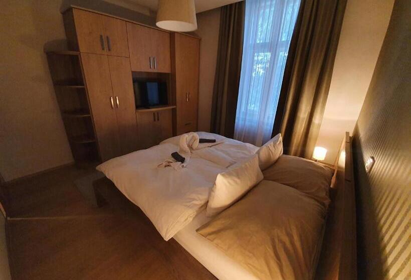 חדר קומפורט לשלושה, Deák Panzió