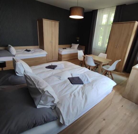 חדר לארבעה סטנדרטי עם מרפסת, Deák Panzió