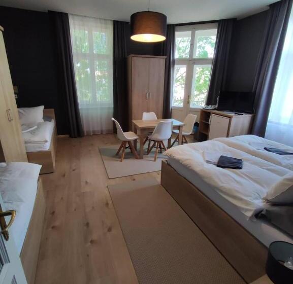 חדר לארבעה סטנדרטי עם מרפסת, Deák Panzió