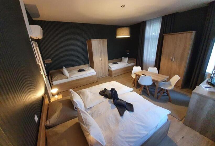 חדר לארבעה סטנדרטי עם מרפסת, Deák Panzió