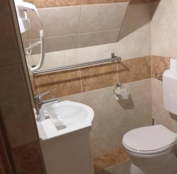 חדר סטנדרט לשלושה, Deák Panzió