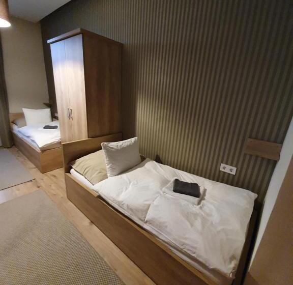 חדר סטנדרט לשלושה, Deák Panzió