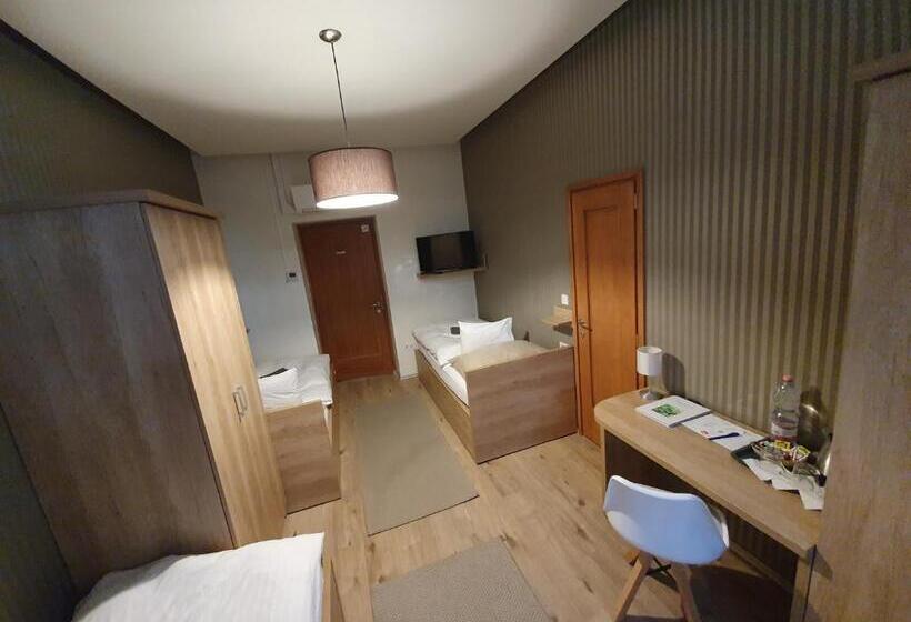 חדר סטנדרט לשלושה, Deák Panzió