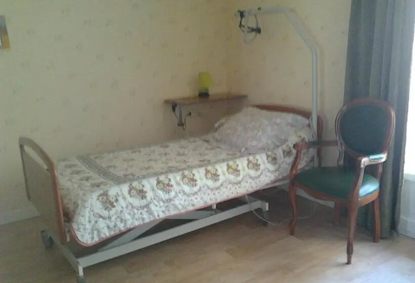 Ortak Banyolu Tek Kişilik Standart Oda, La Belle Charentaise