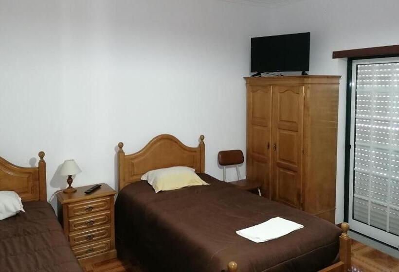 اتاق استاندارد سه نفره, Hospedaria D. Fernando