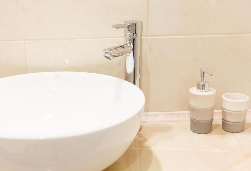 اتاق لوکس خانوادگی, Nika Apart