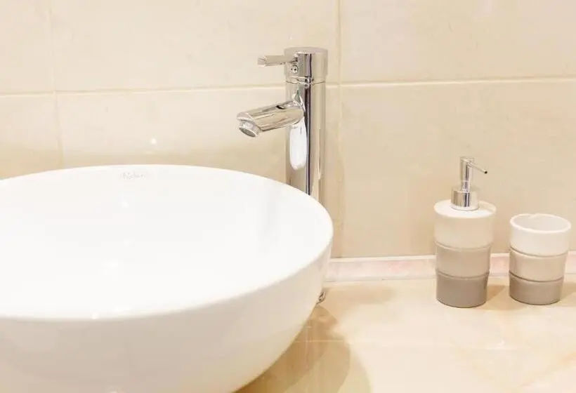اتاق لوکس خانوادگی, Nika Apart
