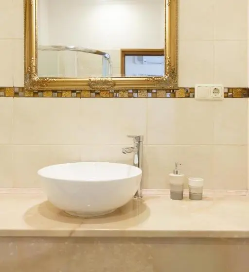 اتاق لوکس خانوادگی, Nika Apart