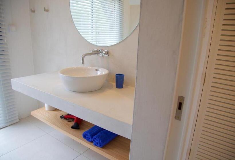 بنگله خانوادگی, Blue Bird