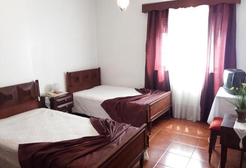 חדר בסיסי לשלושה, Pensão São Jorge