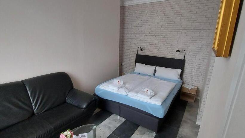 经济房, Restaurant Hellas