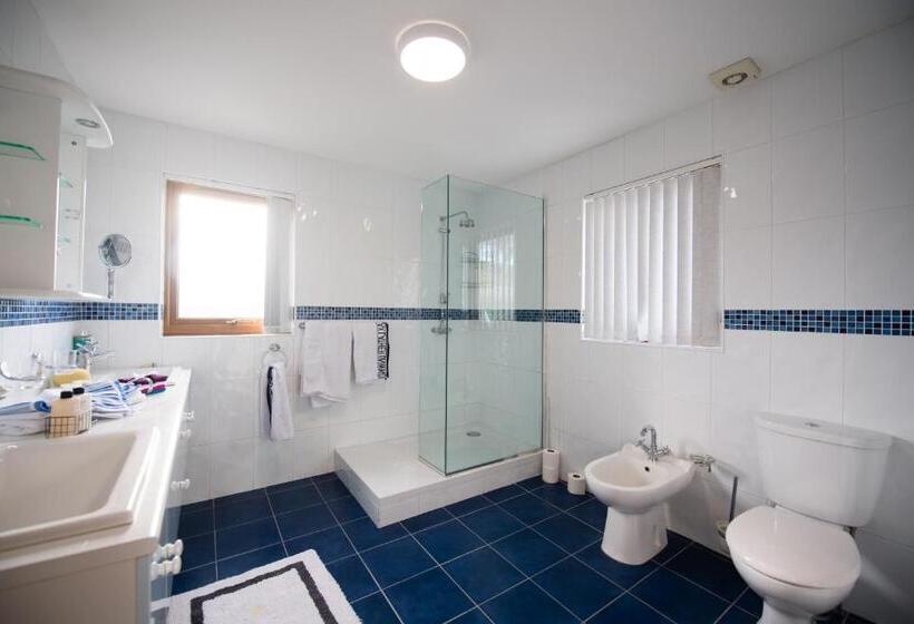 סוויטה משפחתית, Y Grange