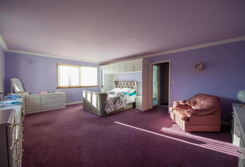 סוויטה משפחתית, Y Grange