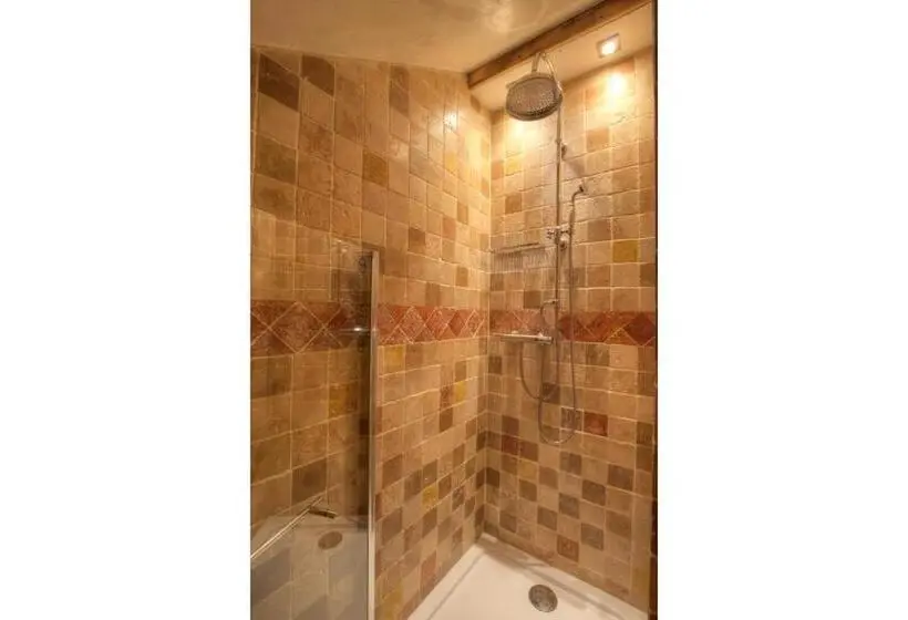 山の見えるテラス付きスタンダードルーム, Chambres D Hôtes De Charme Douglas