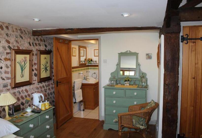 غرفة قياسية, Clayton Wickham Farmhouse