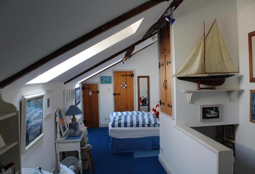 غرفة قياسية, Clayton Wickham Farmhouse