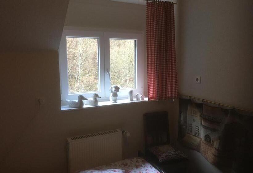 이코노미 룸, Hermina