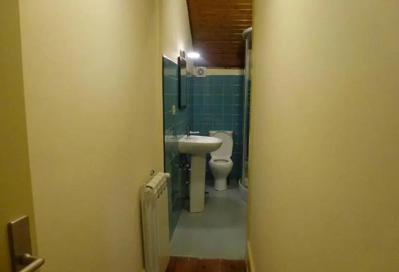 اتاق استاندارد با سرویس بهداشتی مشترک, Canvas Atelier Hostel