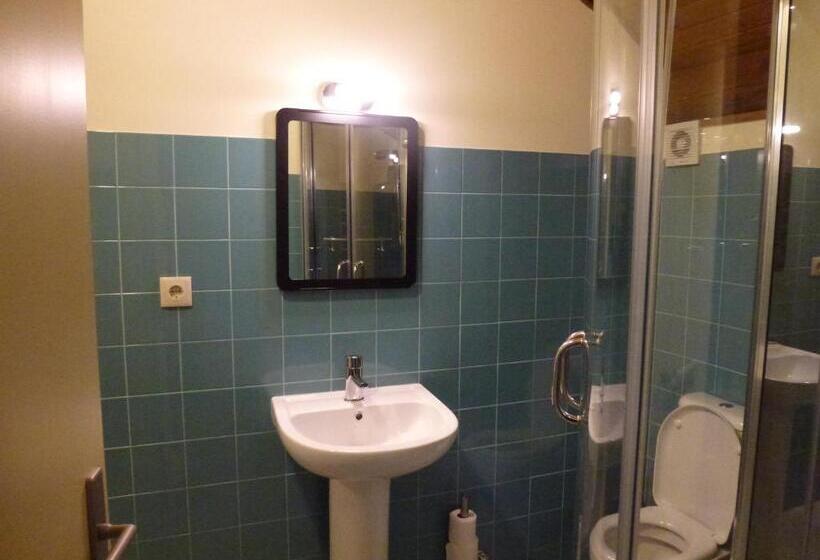 اتاق استاندارد با سرویس بهداشتی مشترک, Canvas Atelier Hostel