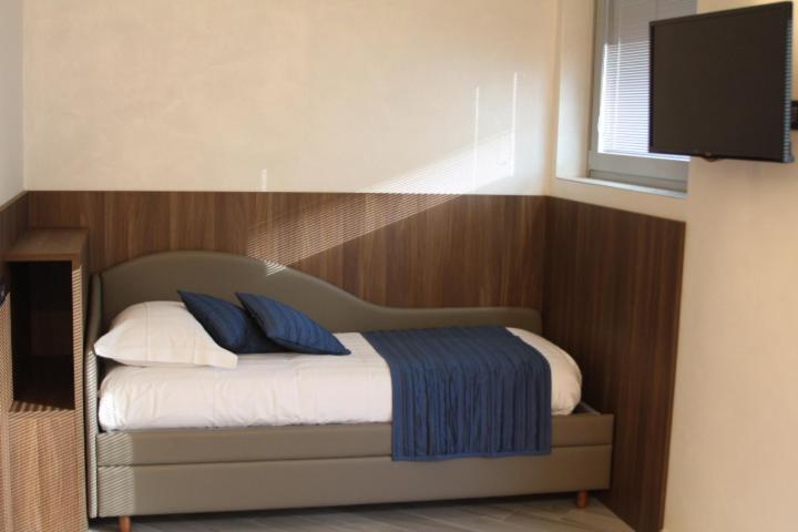 חדר סטנדרט לשלושה, Mito