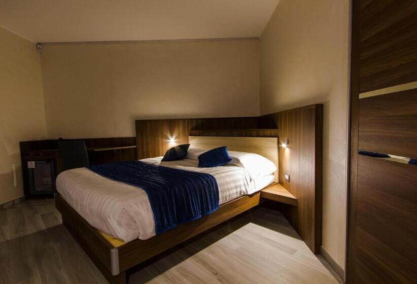 חדר סטנדרט לשלושה, Mito