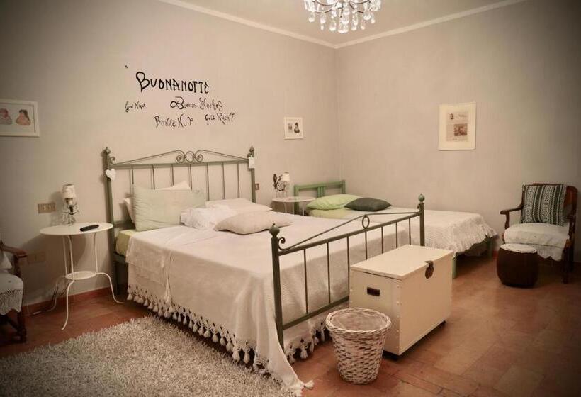 Quarto triplo standard com casa de banho exterior, La Pausetta