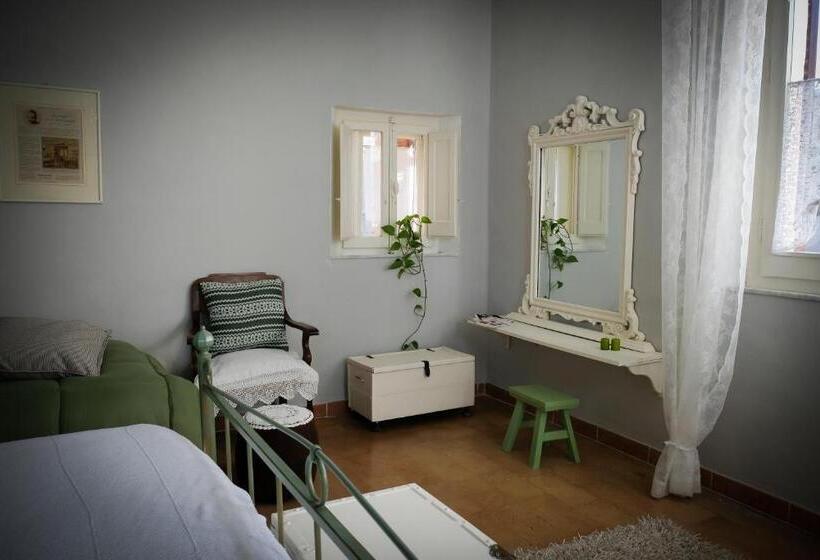 Quarto triplo standard com casa de banho exterior, La Pausetta