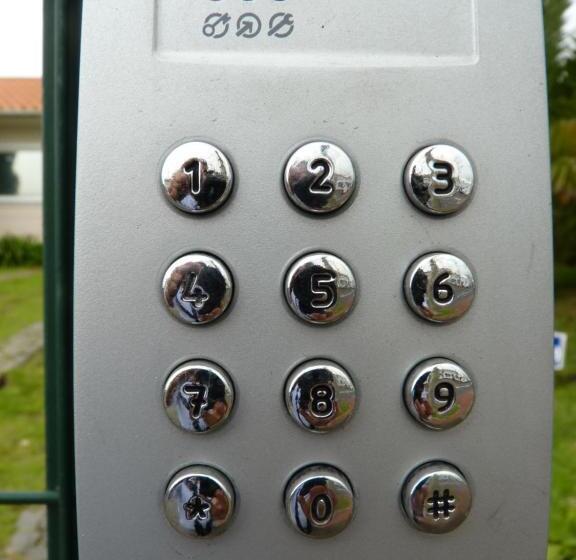 可观山景的小型套房, Azores Holidays House  B&b   Suites   Self Check In Keyboard