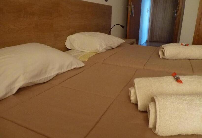 可观山景的小型套房, Azores Holidays House  B&b   Suites   Self Check In Keyboard