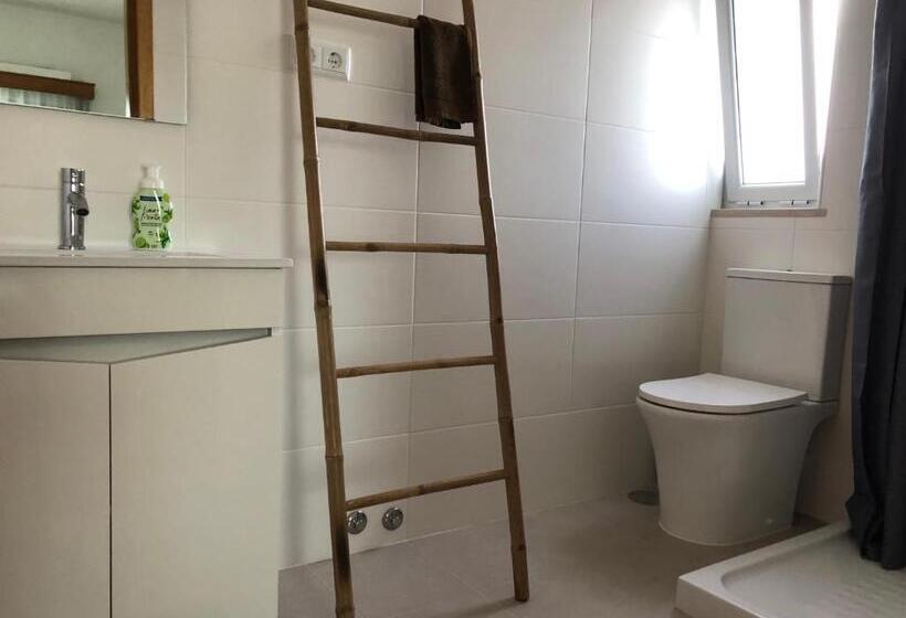 可观山景的小型套房, Azores Holidays House  B&b   Suites   Self Check In Keyboard