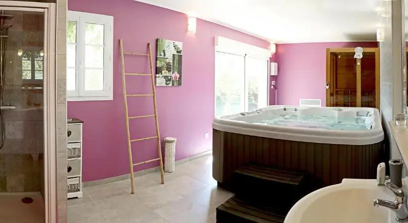 キングサイズベッドのスタンダードルーム, Au Coeur Du Bien Etre, Chambre D Hôtes Avec Piscine Chauffée Et Couverte, Spa, Sauna, Massages