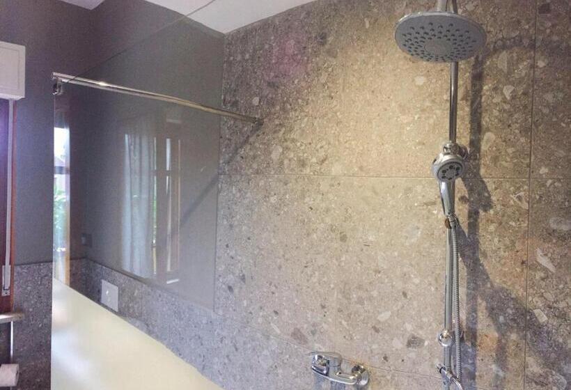 اتاق استاندارد با بالکن, Il Contrabbasso