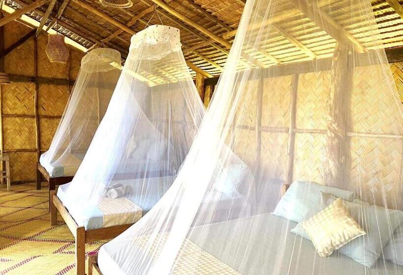 اتاق سه نفره دلوکس با چشم‌انداز دریا, Prince John Beachfront Eco Bungalows And Restaurant