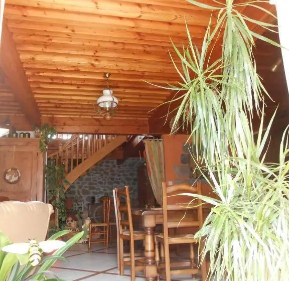 庭の見えるスタンダードトリプルルーム, Chambre D Hôtes Myrtille