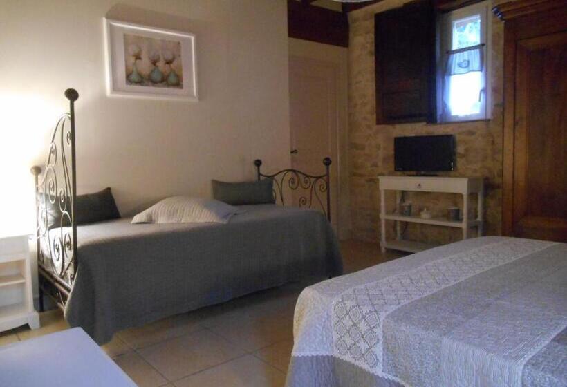 Стандартный внешний трехместный номер с ванной комнатой, Les Chambres D Hôtes Du Rouyre