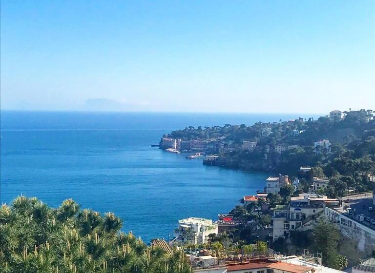 اتاق لوکس با بالکن و چشم‌انداز دریا, Casa Annamaria