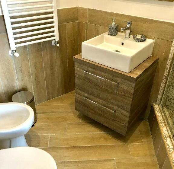 اتاق لوکس با بالکن و چشم‌انداز دریا, Casa Annamaria