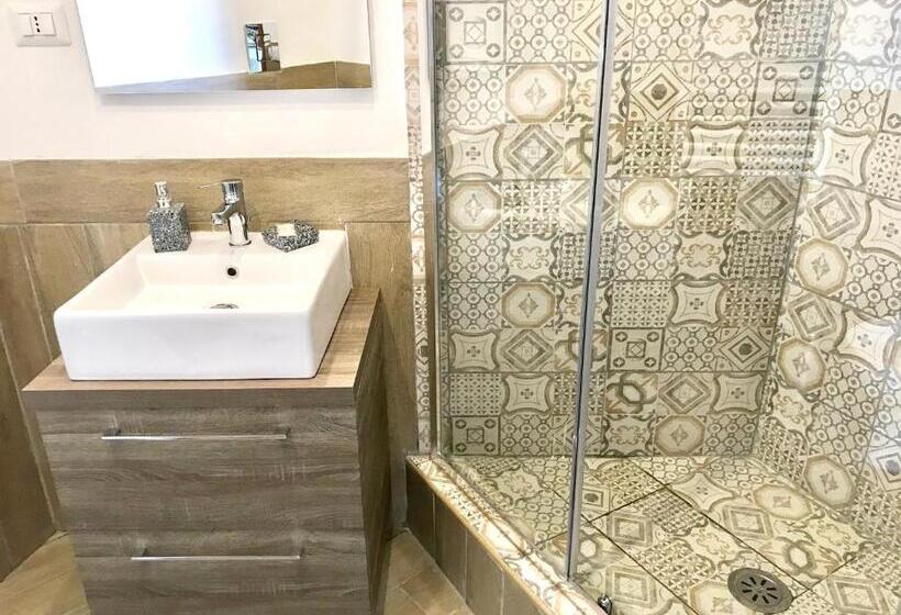 اتاق لوکس با بالکن و چشم‌انداز دریا, Casa Annamaria