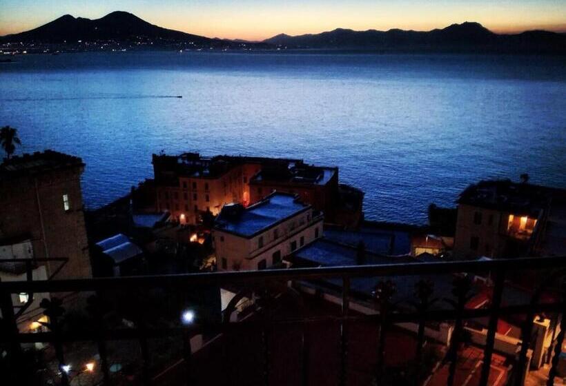 اتاق لوکس با بالکن و چشم‌انداز دریا, Casa Annamaria