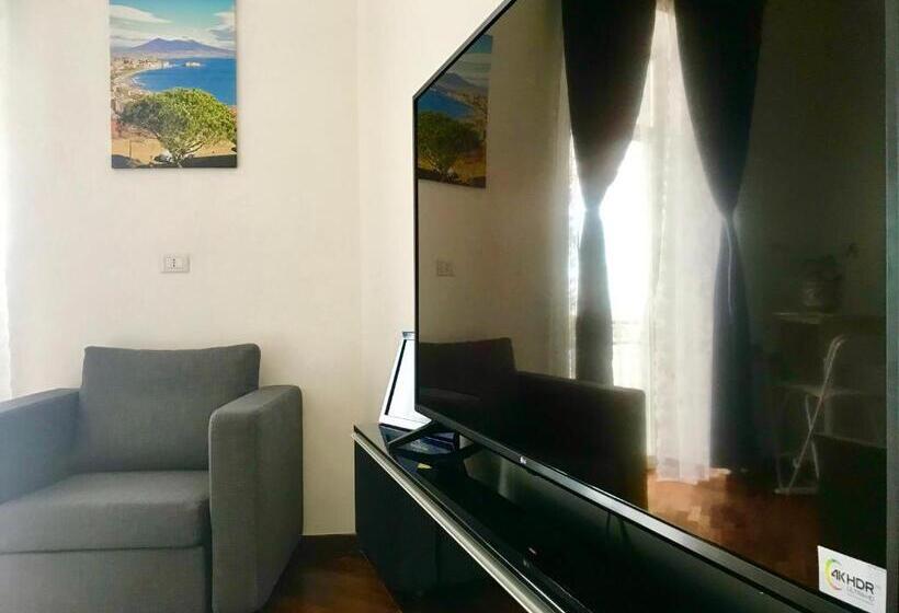 اتاق لوکس با بالکن و چشم‌انداز دریا, Casa Annamaria