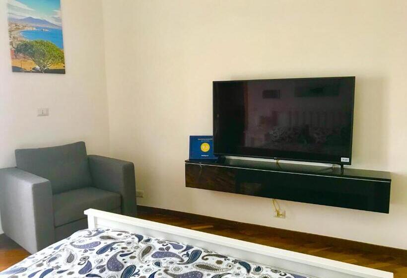 اتاق لوکس با بالکن و چشم‌انداز دریا, Casa Annamaria