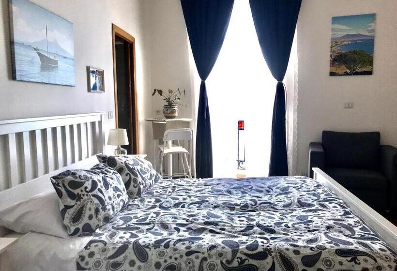 اتاق لوکس با بالکن و چشم‌انداز دریا, Casa Annamaria