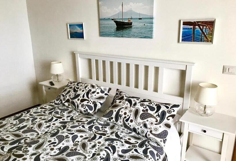 اتاق لوکس با بالکن و چشم‌انداز دریا, Casa Annamaria