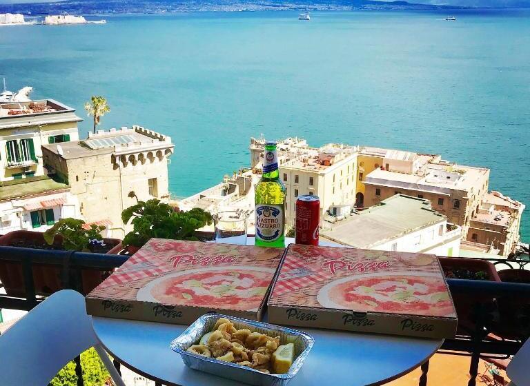 اتاق لوکس با بالکن و چشم‌انداز دریا, Casa Annamaria