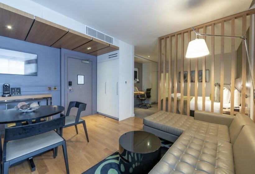 小型俱乐部套房, Apex Temple Court