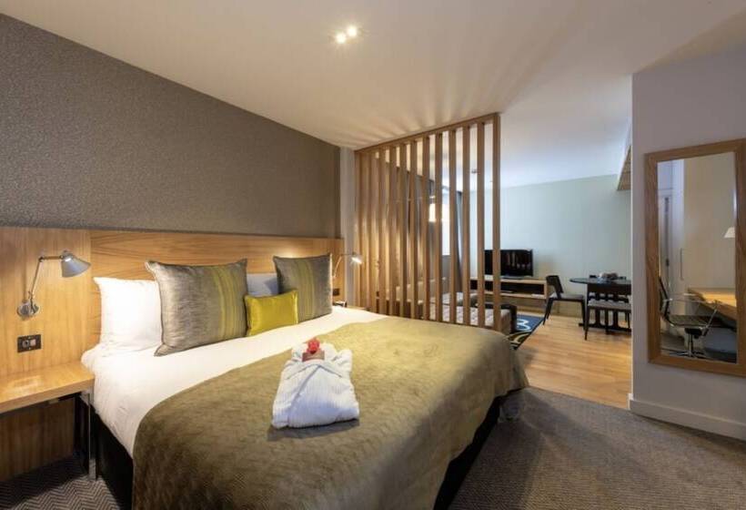 小型俱乐部套房, Apex Temple Court