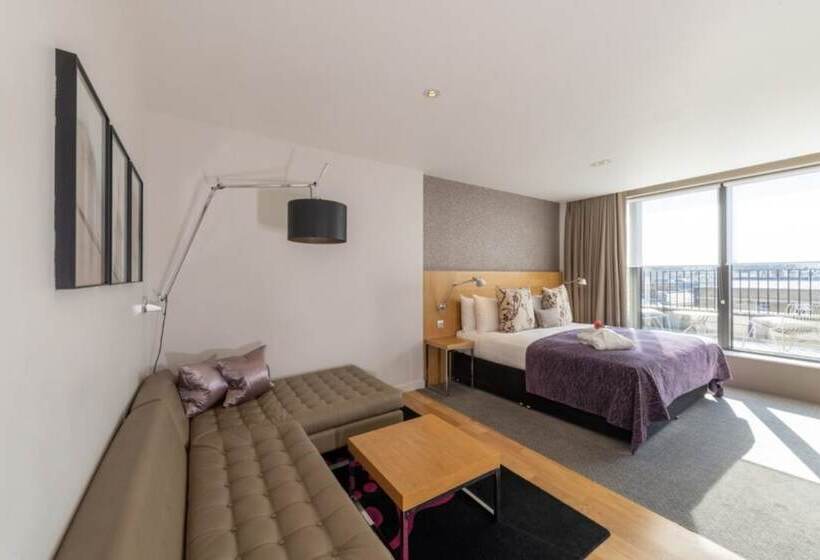 小型俱乐部套房, Apex Temple Court