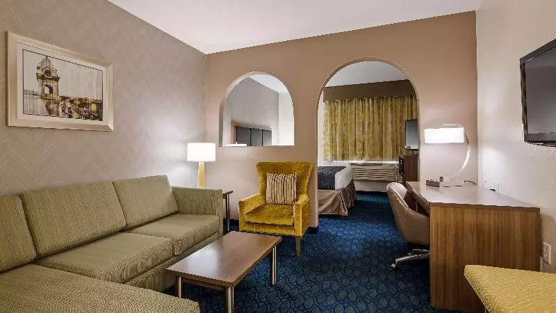 キングサイズベッドのスイートルーム, Best Western Plus Tulsa Inn & Suites
