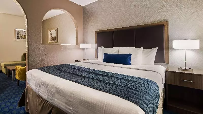 キングサイズベッドのスイートルーム, Best Western Plus Tulsa Inn & Suites