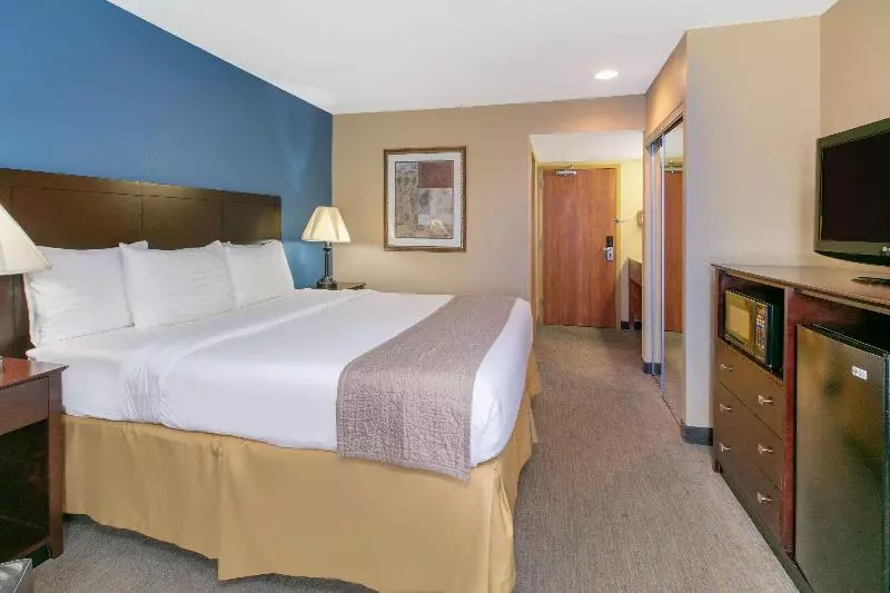 Standard-huone King-vuode, Days Inn By Wyndham Tulsa Central